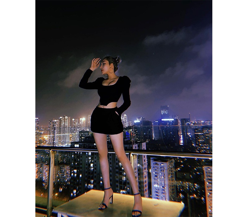 Đường cong hình thể mềm mại cùng biểu cảm gương mặt đầy cuốn hút giúp Thanh Huyền ghi điểm tuyệt đối.