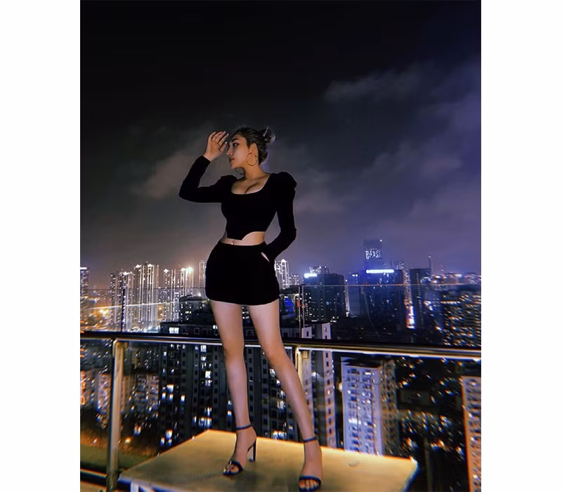 Đường cong hình thể mềm mại cùng biểu cảm gương mặt đầy cuốn hút giúp Thanh Huyền ghi điểm tuyệt đối.