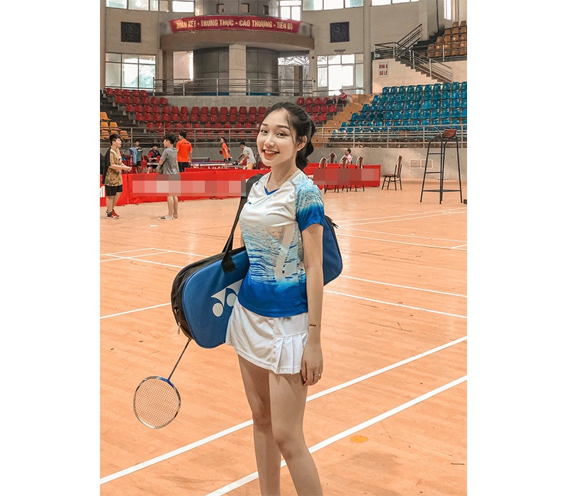 Bên cạnh tập gym, nàng hot girl còn rất yêu thích bộ môn cầu lông và nhiều bộ môn phối hợp khác.