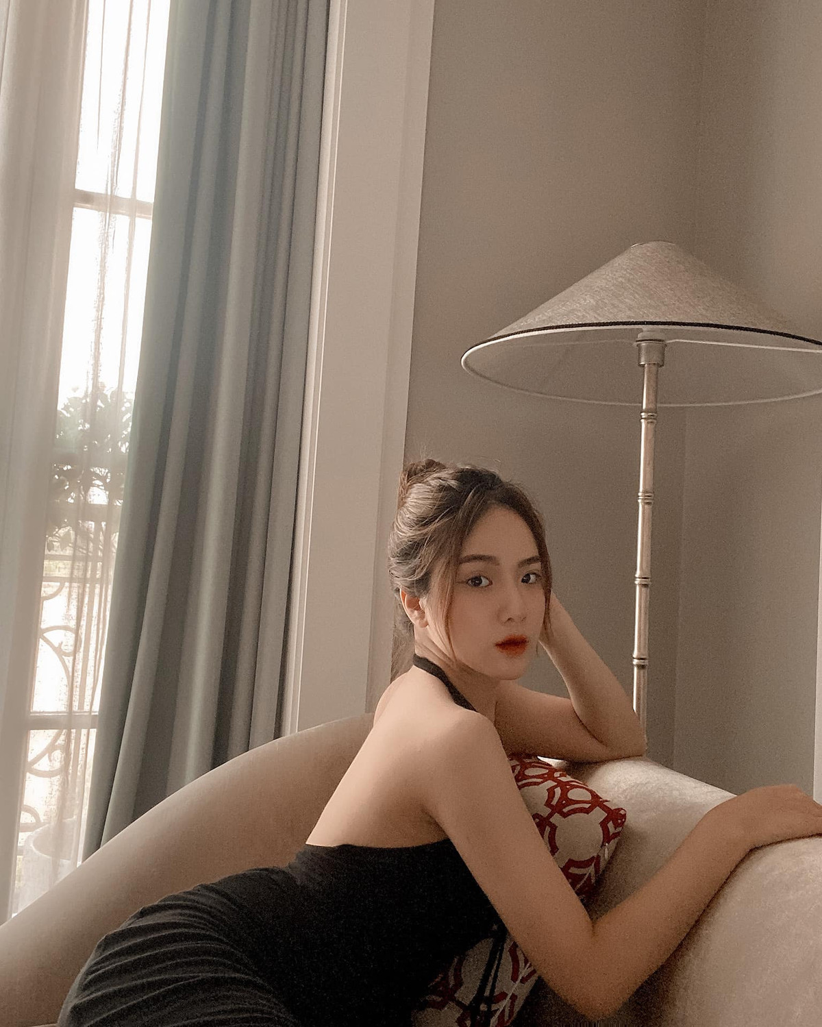 Cô nàng sở hữu body nuột nà cùng vòng eo con kiến và đôi chân dài thon gọn khiến nhiều người ngưỡng mộ.