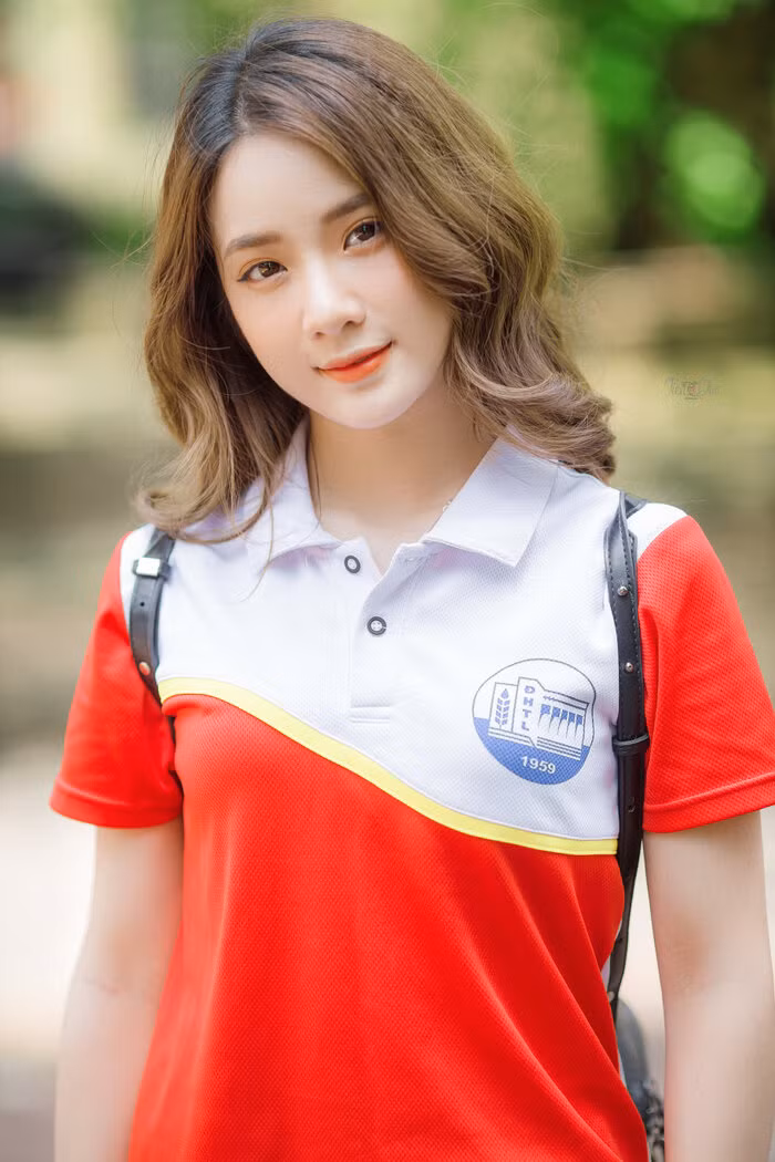 Với vẻ đẹp trong trẻo, ngọt ngào cùng với vóc dáng nhỏ nhắn, xinh xắn, nàng hot girl này đã ngay lập tức “hút hồn” nhiều anh chàng kể từ hình ảnh đầu tiên.