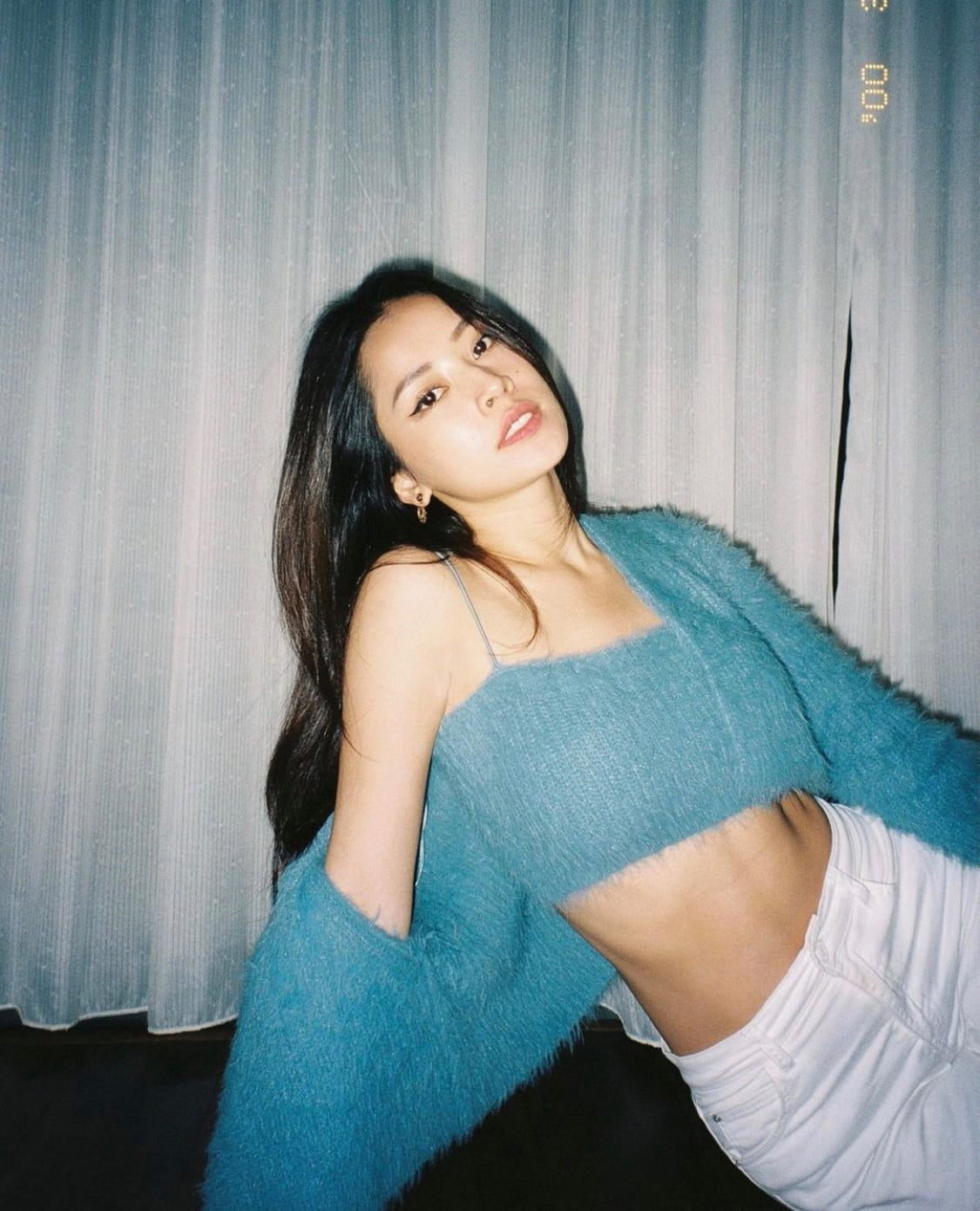 Không chỉ bị chỉ trích về những hành động được cho là khiếm nhã như trên, cựu hot girl còn nhiều lần gây phản cảm với những trang phục hở bạo của mình.