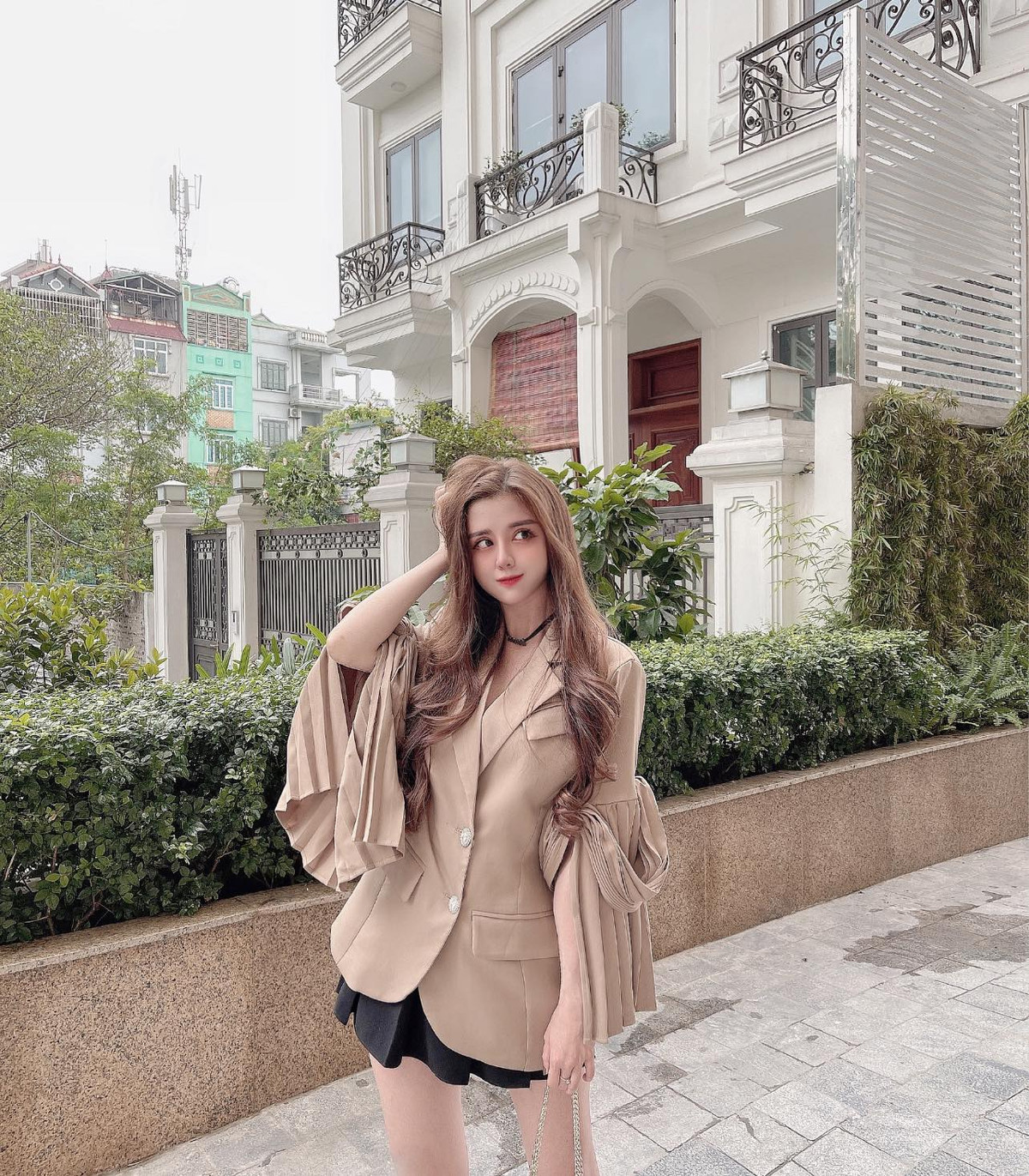 Thêm vào đó là làn ra trắng sáng, mịn màng của gái một con của Mỹ Linh khiến ai cũng phải trầm trồ.