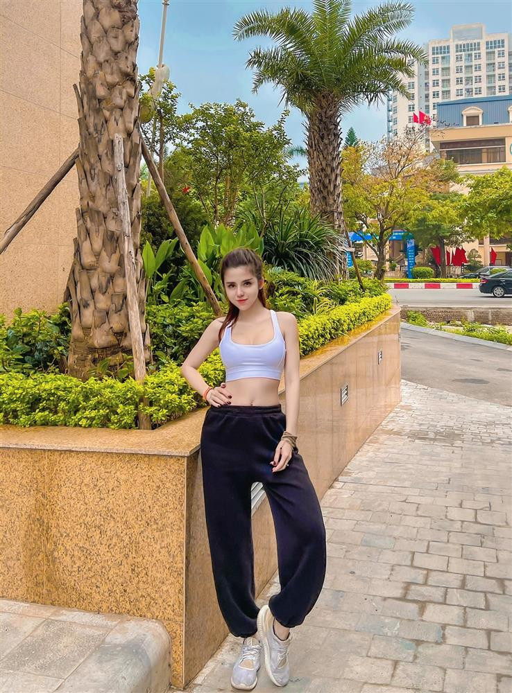 Cô từng thử sức ở cuộc thi sắc đẹp Imiss Thăng Long và nhận được lượt bầu chọn khá cao.