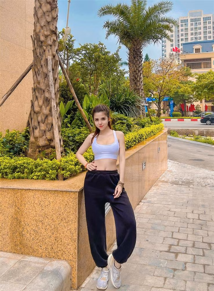 Cô từng thử sức ở cuộc thi sắc đẹp Imiss Thăng Long và nhận được lượt bầu chọn khá cao.