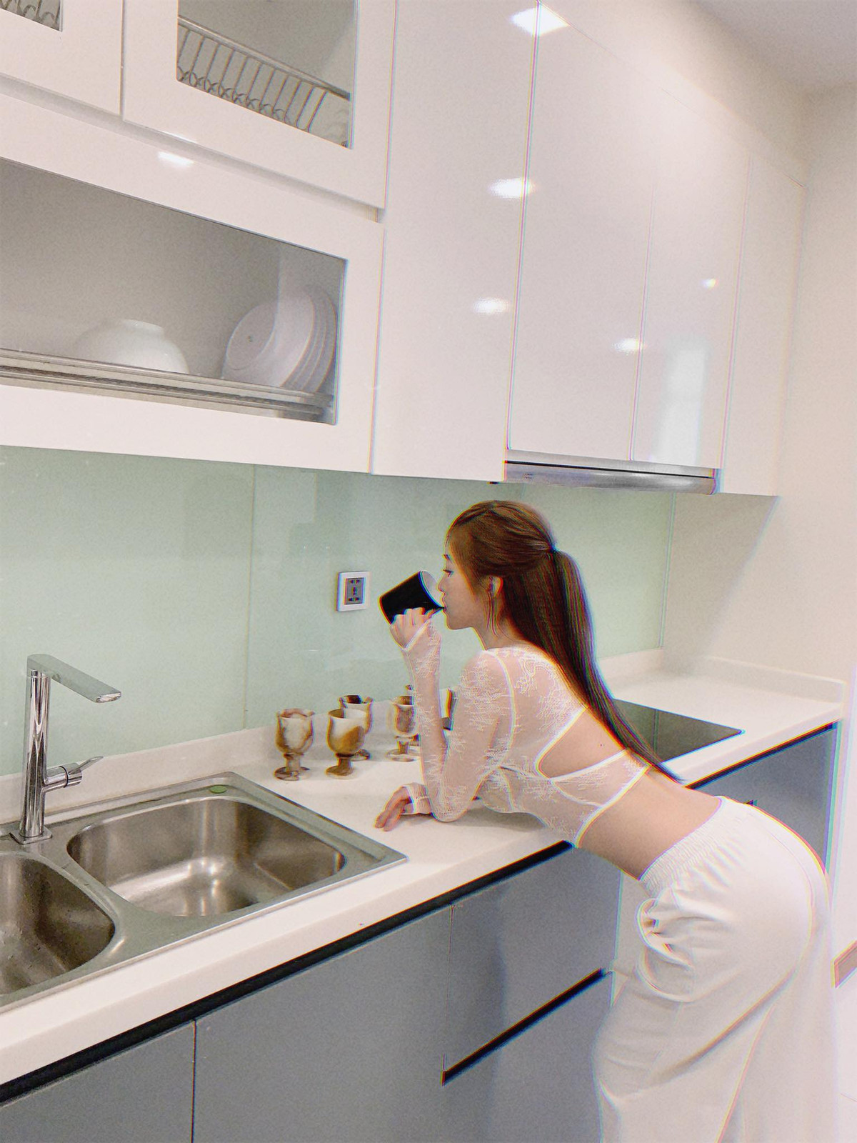 Bên cạnh đó, hot girl 9x này từng tốt nghiệp ĐH Ngân hàng TPHCM còn là một người mẫu tự do và nhận được rất nhiều sự săn đón.