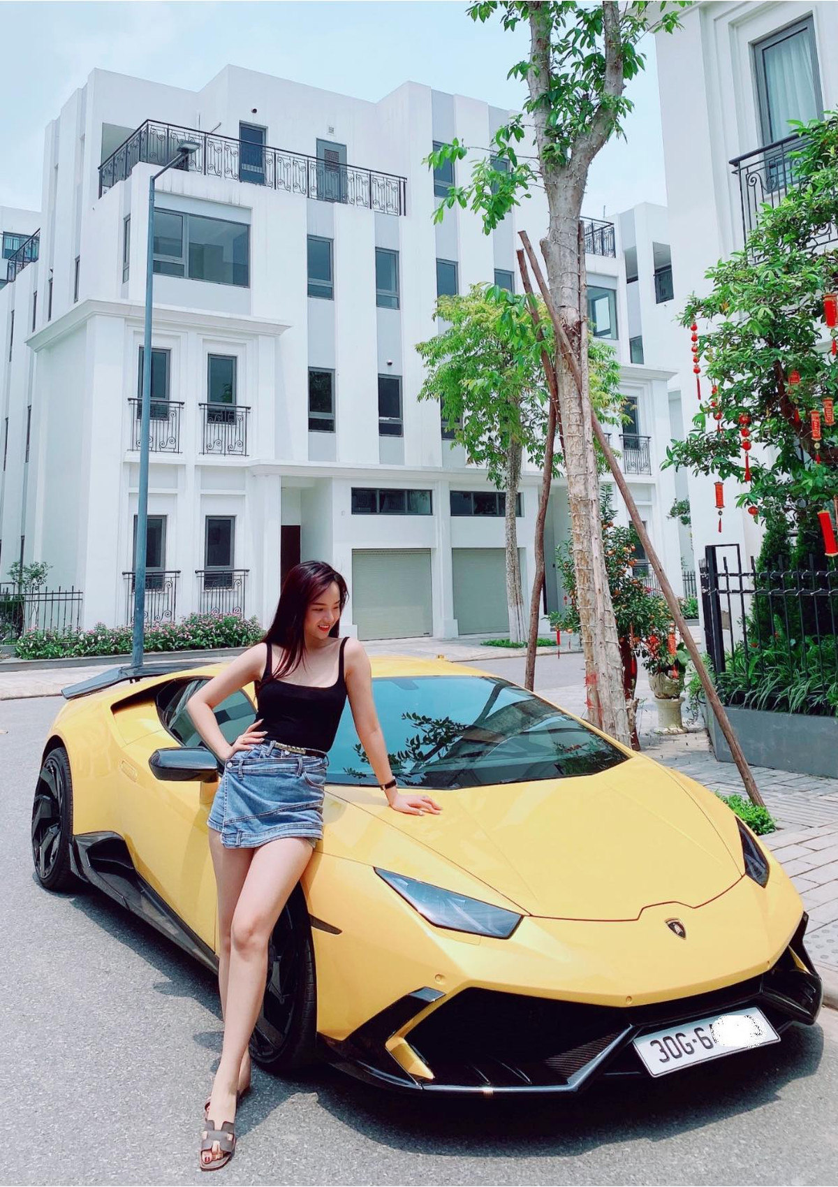 Từ một nữ sinh gây sốt MXH chỉ qua một vài khoảnh khắc đi xem bóng đá, hiện tại Thủy Tiên đang có cuộc sống vạn người mơ ước. Ảnh: Tổng hợp