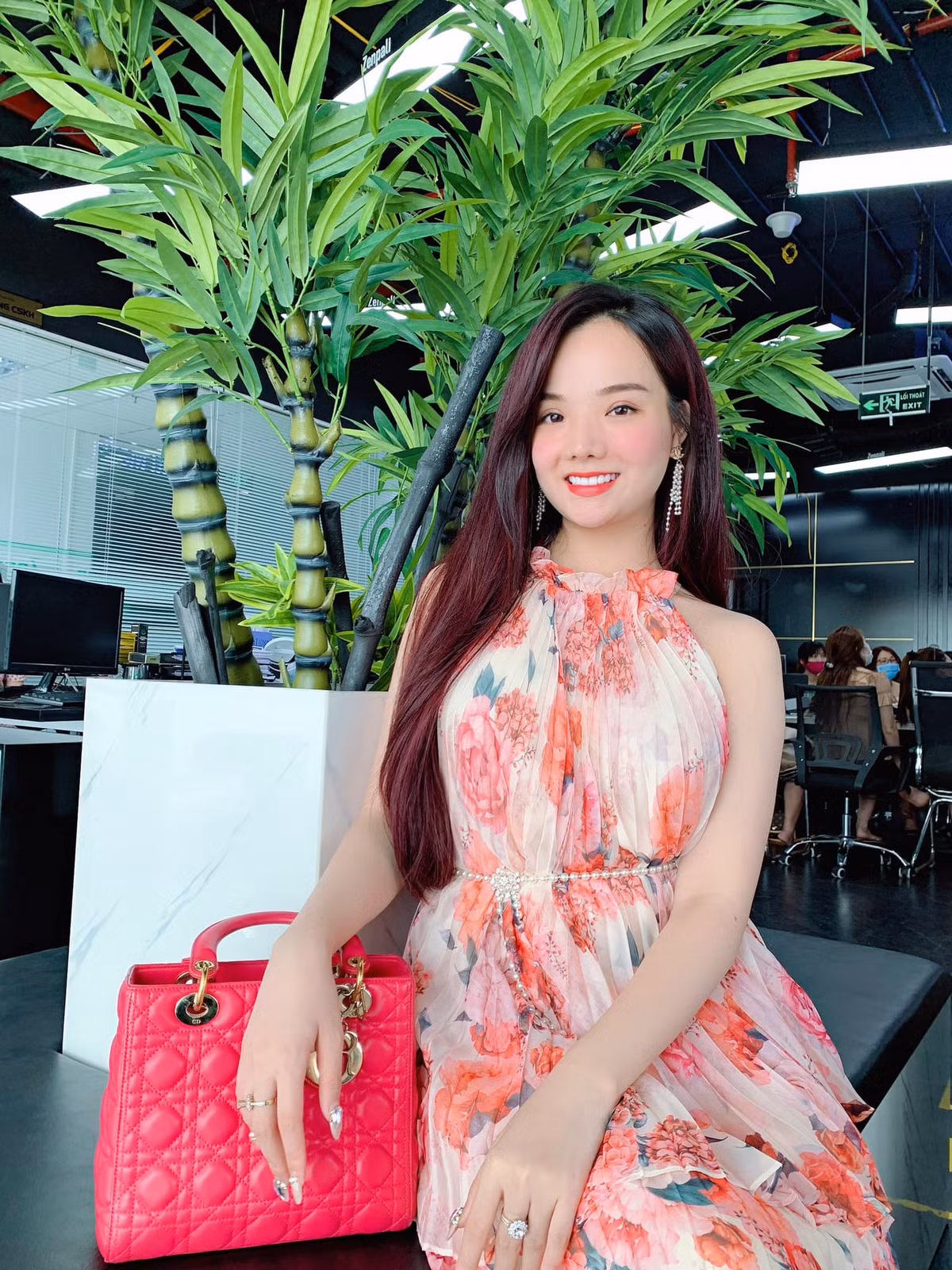 Theo chồng nhưng không “bỏ cuộc chơi”, "hot girl bóng đá" ngày nào giờ đã trở thành một TikToker với gần 4 triệu lượt theo dõi cùng hàng loạt video hài hước về cuộc sống thường ngày của mình.