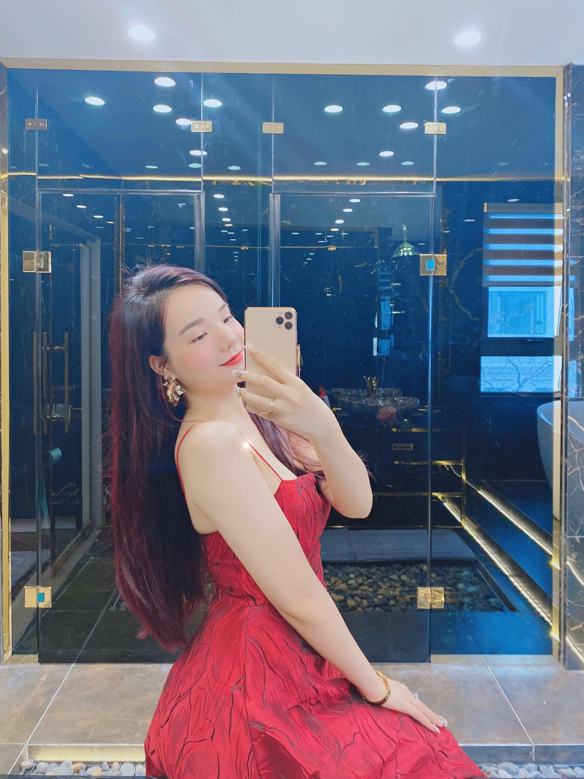 Nàng hot girl còn gây choáng khi toàn sở hữu hàng hiệu đắt đỏ, ở biệt thự lộng lẫy,...