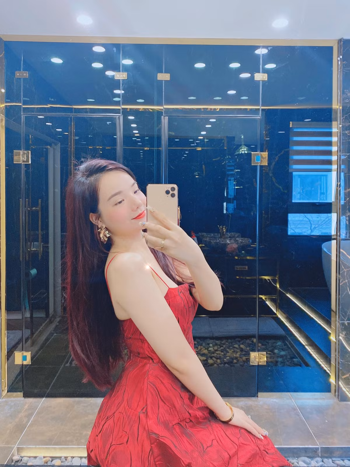 Nàng hot girl còn gây choáng khi toàn sở hữu hàng hiệu đắt đỏ, ở biệt thự lộng lẫy,...