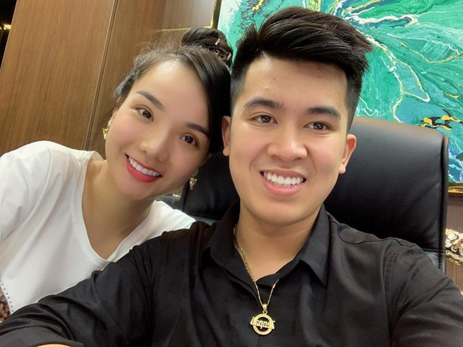 Không theo đuổi con đường nghệ thuật như dự định, gái xinh sinh năm 1997 chọn “theo chồng về dinh”, yên bề gia thất và có cuộc sống hôn nhân hạnh phúc, viên mãn với chàng doanh nhân thành đạt.