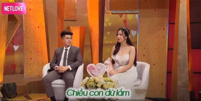 Bên cạnh được chồng yêu thương, thấu hiểu, mẹ chồng của Thủy Tiên cũng rất tâm lý và thương cô. Trong những clip TikTok mà cô thực hiện luôn có sự góp mặt của mẹ chồng và chồng.