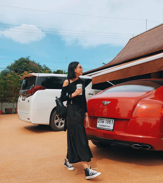 Những bức ảnh check - in bên siêu xe của Angela Chu luôn khiến nhiều người ngưỡng mộ.