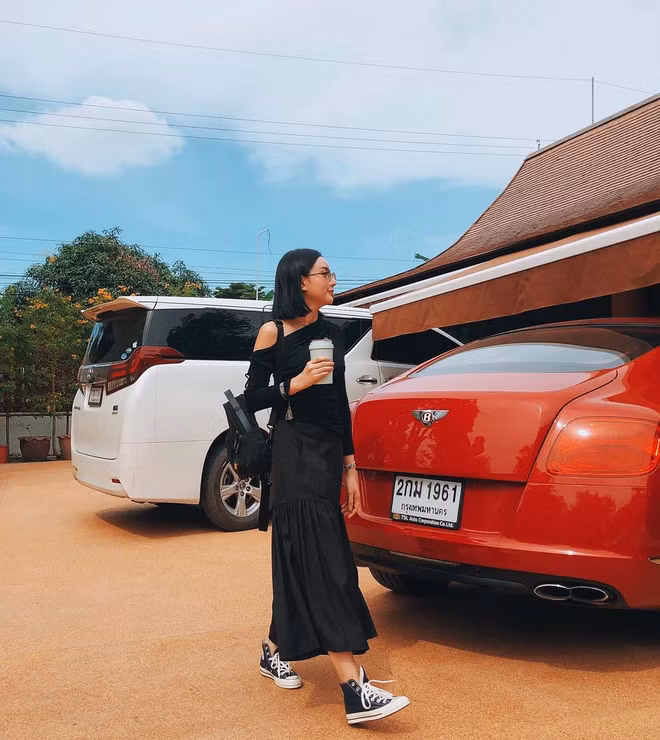 Những bức ảnh check - in bên siêu xe của Angela Chu luôn khiến nhiều người ngưỡng mộ.