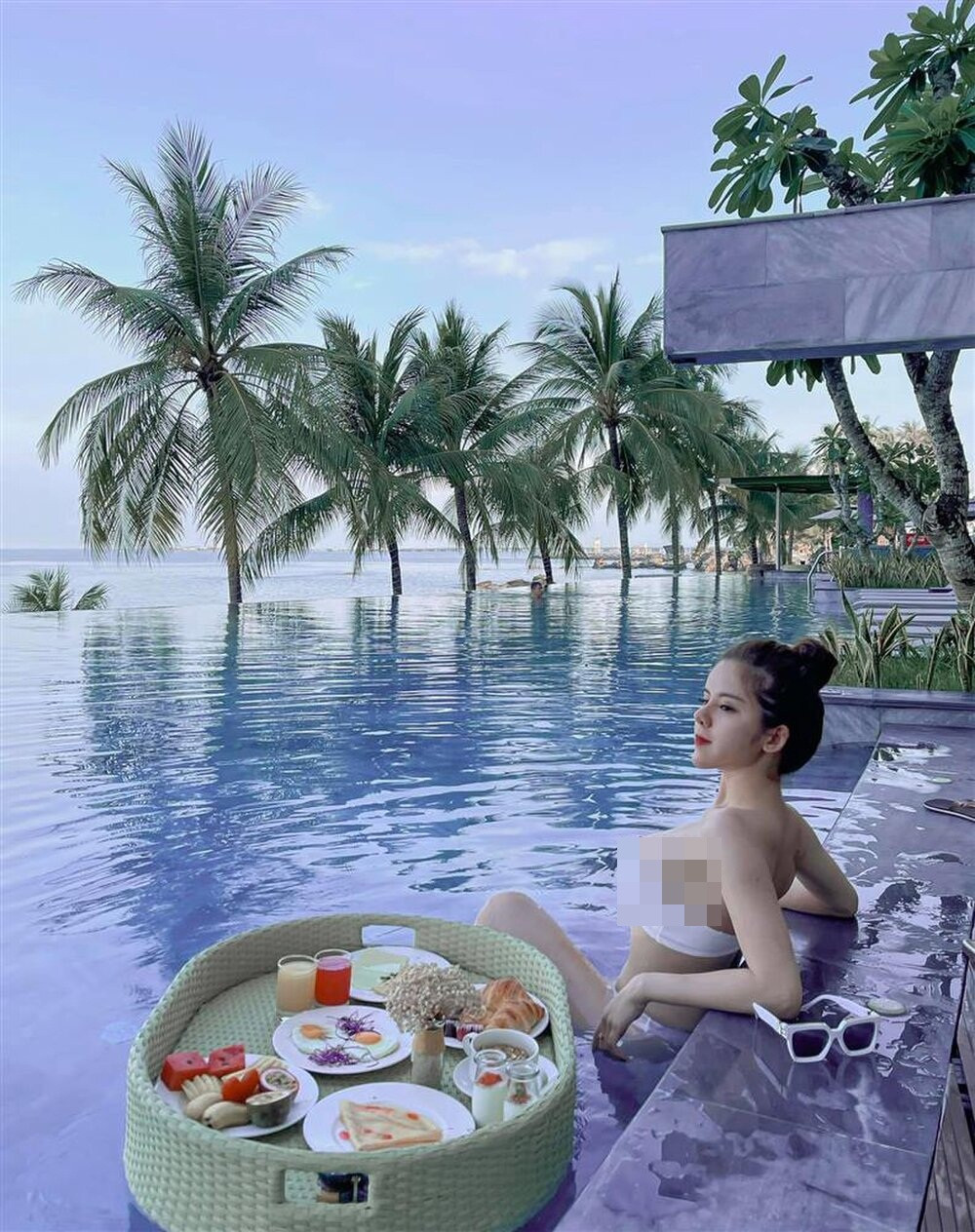 Mới đây trên trang cá nhân có hơn 90 nghìn lượt người theo dõi, cựu hot girl trường Báo này khoe ảnh thơ thẩn ở hồ bơi và nhanh chóng thu hút sự chú ý của cư dân mạng.