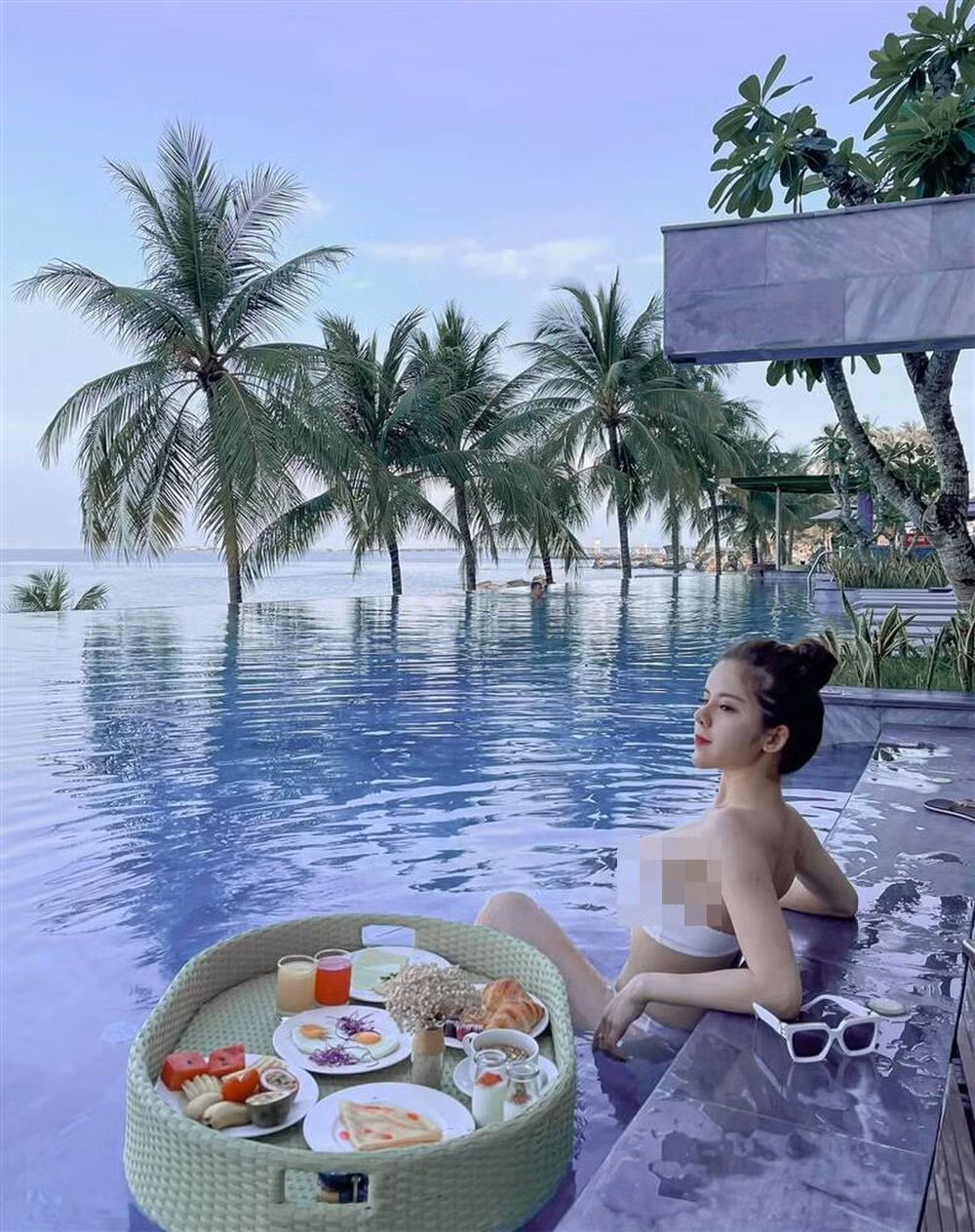 Mới đây trên trang cá nhân có hơn 90 nghìn lượt người theo dõi, cựu hot girl trường Báo này khoe ảnh thơ thẩn ở hồ bơi và nhanh chóng thu hút sự chú ý của cư dân mạng.
