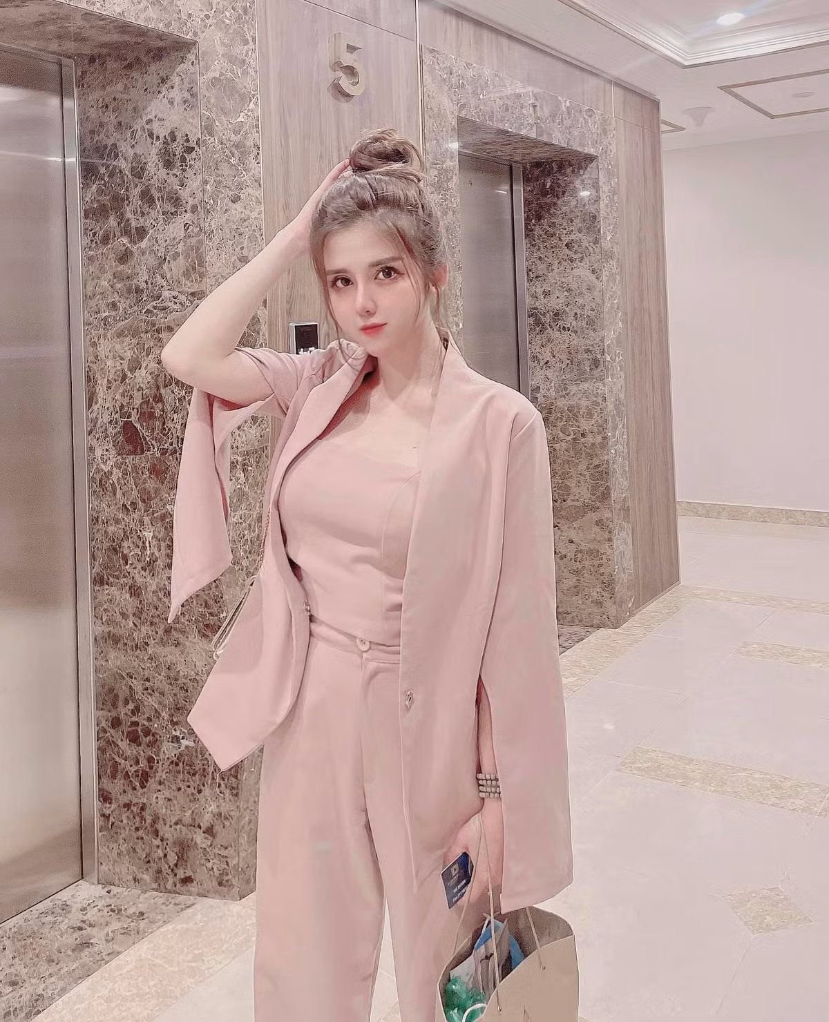 Từ sau khi ly hôn, vợ cũ Huy Cung rất tích cực đăng ảnh "mát mẻ" khoe body hết sức gợi cảm lên trang cá nhân.