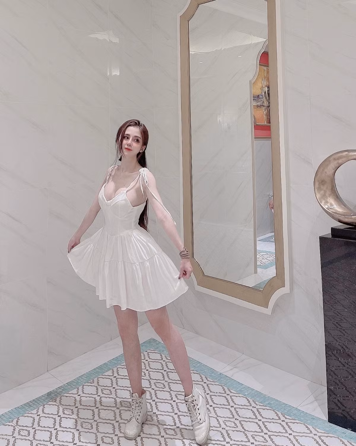 Nhìn chung, nhan sắc, vóc dáng của Mỹ Linh sau khi đặt dấu chấm hết cho cuộc tình với Huy Cung cũng gây ấn tượng.