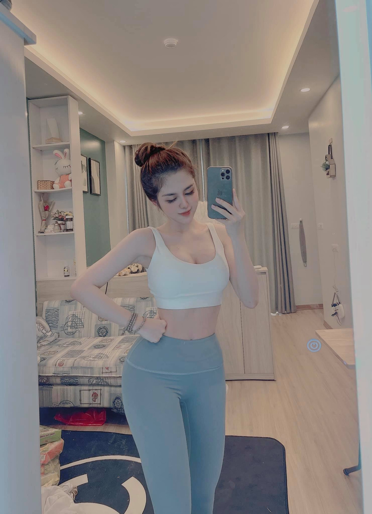 Đứng trước những nghi vấn về việc "dao kéo", bà mẹ một con thẳng thắn đáp trả rằng cô chưa giấu diếm chuyện phẫu thuật thẩm mỹ của mình. Tuy nhiên phẫu thuật ở đâu trên cơ thể thì Mỹ Linh chưa tiết lộ.