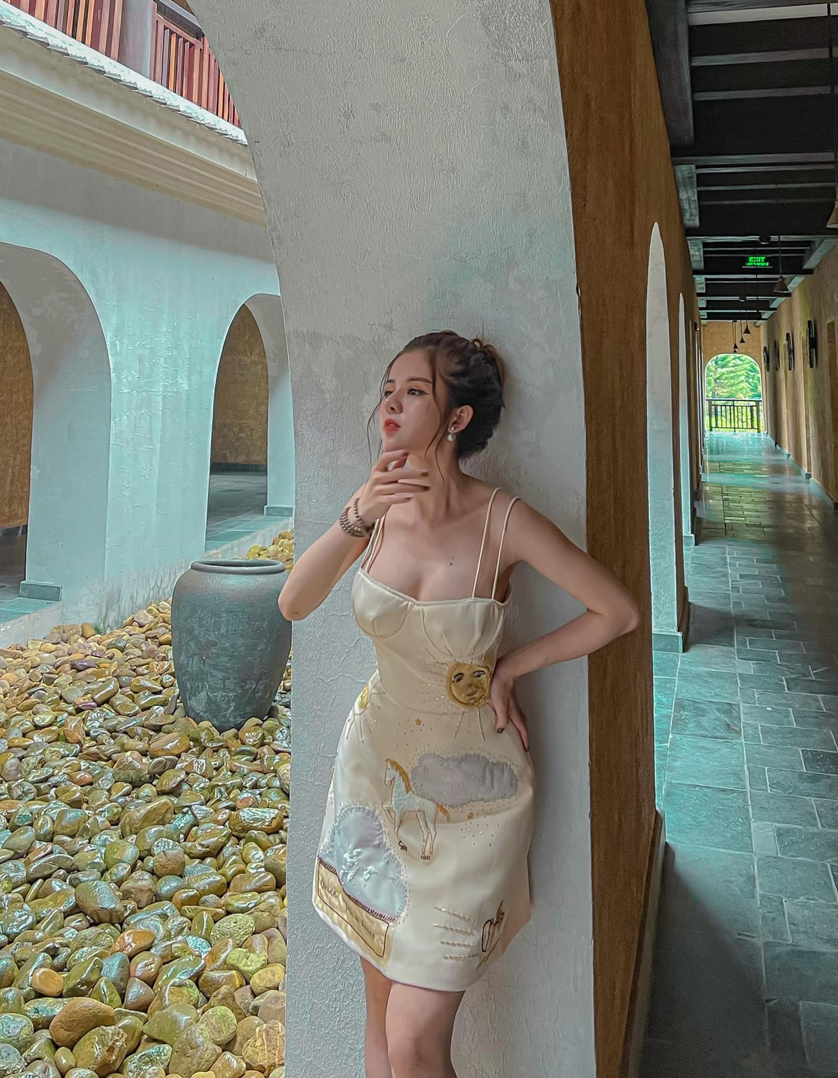 Làn da trắng sứ, vóc dáng mảnh mai và sống mũi cao của Mỹ Linh nhận được nhiều lời khen từ cộng đồng mạng.