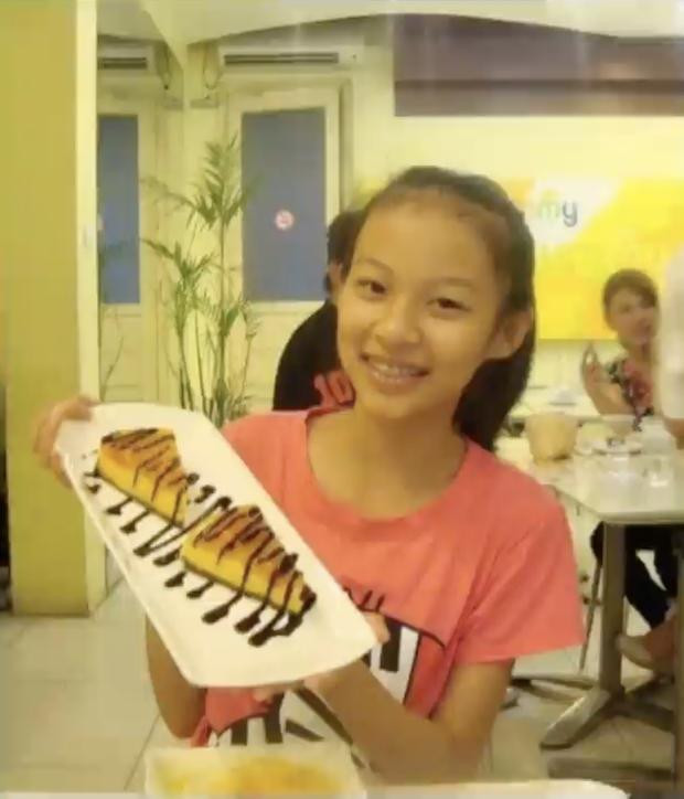 Theo dõi clip được người đẹp họ Phí đăng tải, nhiều người không khỏi phì cười về nhan sắc thời quá khứ của cô nàng. Phí Phương Anh ngày xưa từng gầy nhom, đen nhẻm và khuôn mặt không được sắc nét như hiện tại.