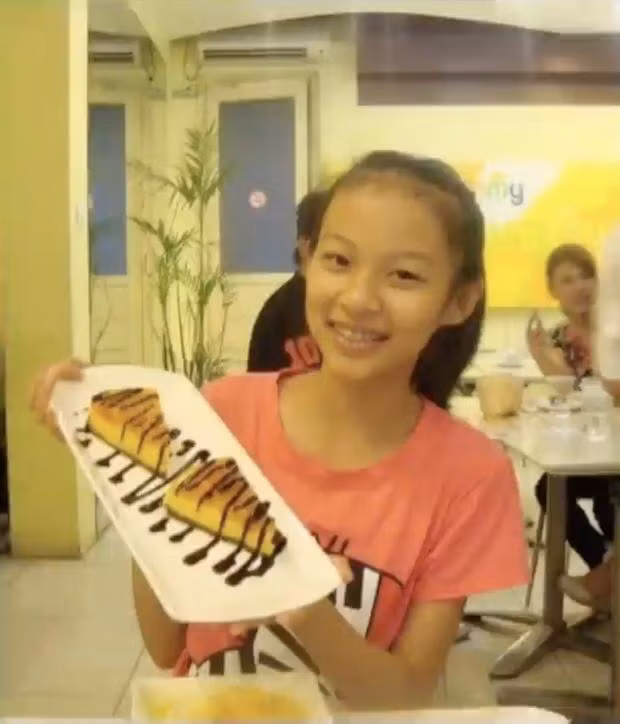 Theo dõi clip được người đẹp họ Phí đăng tải, nhiều người không khỏi phì cười về nhan sắc thời quá khứ của cô nàng. Phí Phương Anh ngày xưa từng gầy nhom, đen nhẻm và khuôn mặt không được sắc nét như hiện tại.