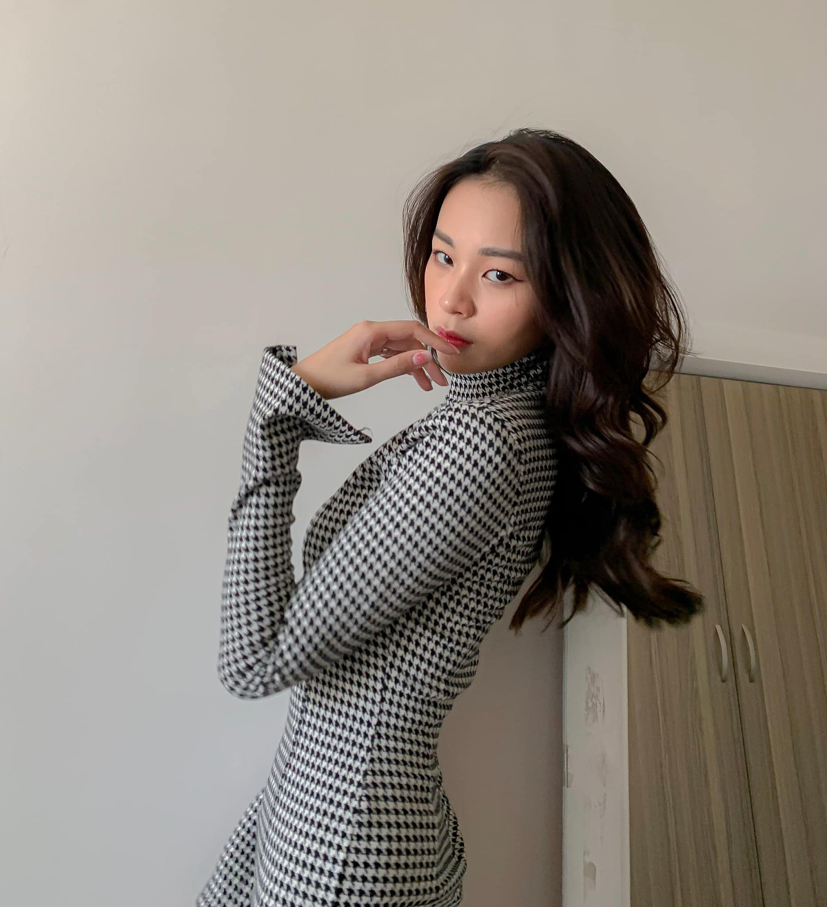 Vừa qua, nữ ca sĩ chiếm sóng MXH khi tung sản phẩm âm nhạc mới mang tên Răng Khôn. Đây là một ca khúc thuộc thể loại Synthwave do nhạc sĩ RIN9 sáng tác và góp giọng.