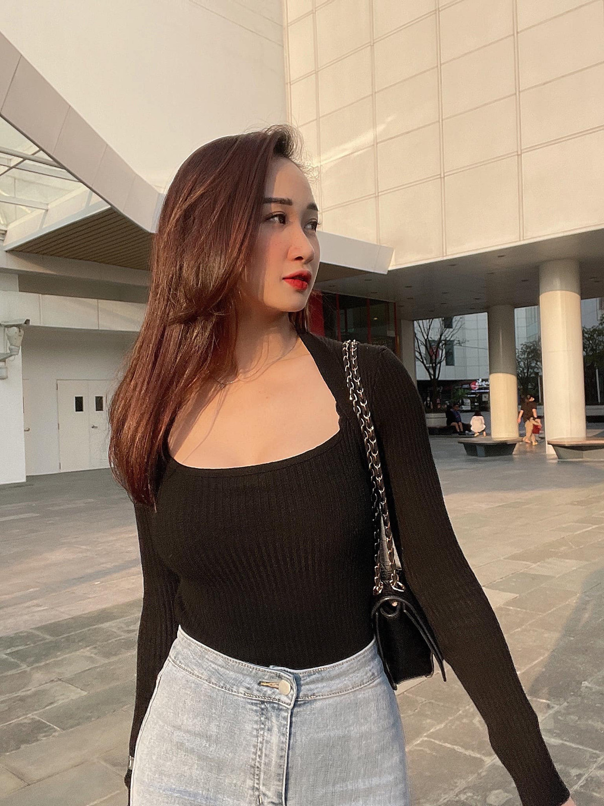 Phương Thảo được cộng đồng mạng mệnh danh là "cô giáo tiểu học nóng bỏng nhất Hà thành" nhờ nhan sắc xinh đẹp, vóc dáng gợi cảm chẳng kém cạnh gymer nào.