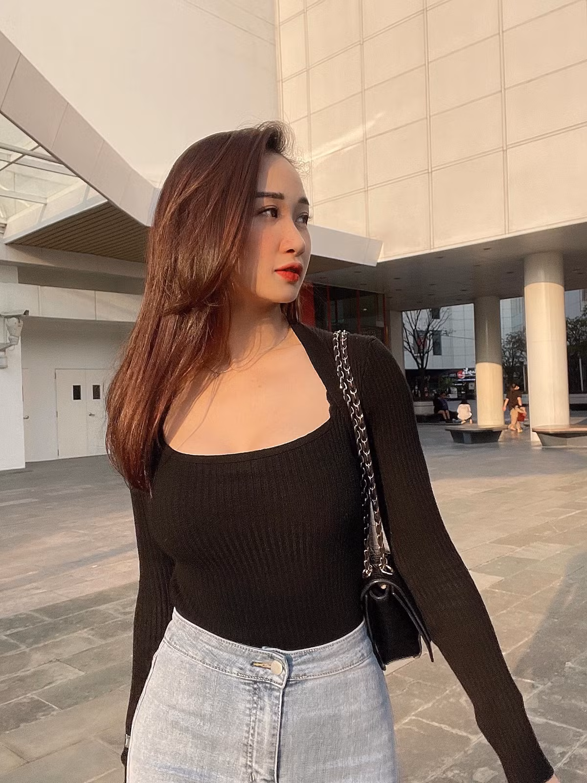 Phương Thảo được cộng đồng mạng mệnh danh là "cô giáo tiểu học nóng bỏng nhất Hà thành" nhờ nhan sắc xinh đẹp, vóc dáng gợi cảm chẳng kém cạnh gymer nào.