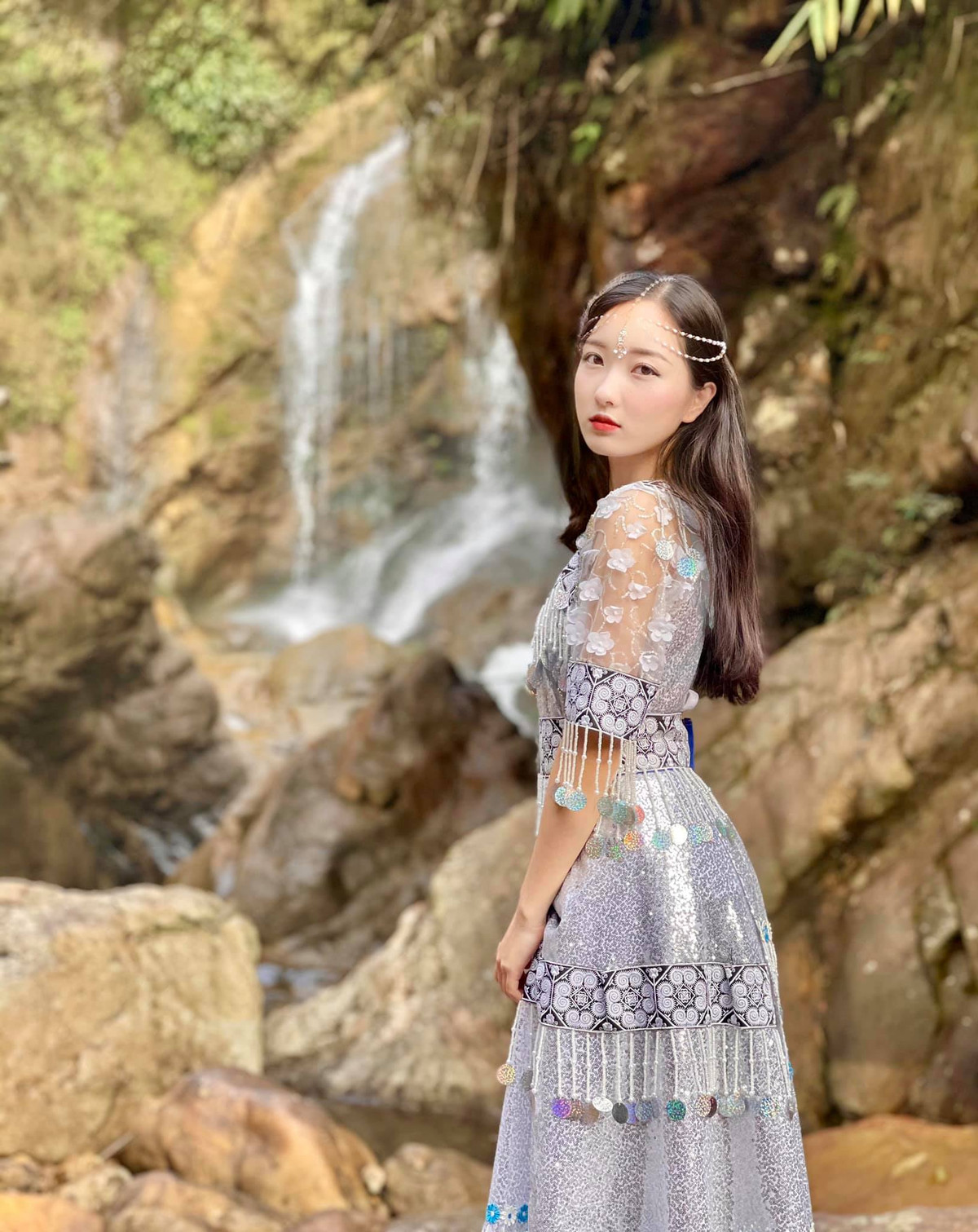 Là nữ nhưng nàng dâu xinh đẹp này lại chọn học ngành giáo dục quốc phòng và an ninh. Được biết khi ra trường cô sẽ dạy GDQP cho học sinh cấp 3 và sinh viên Đại học.