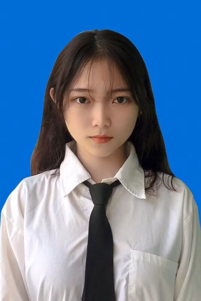 Hoàng Nguyễn Linh Chi từng gây sốt MXH với bức ảnh thẻ với vẻ ngoài xinh xắn và thần thái hút hồn. Từ đó, cô nàng được gọi với cái tên " hot girl ảnh thẻ".