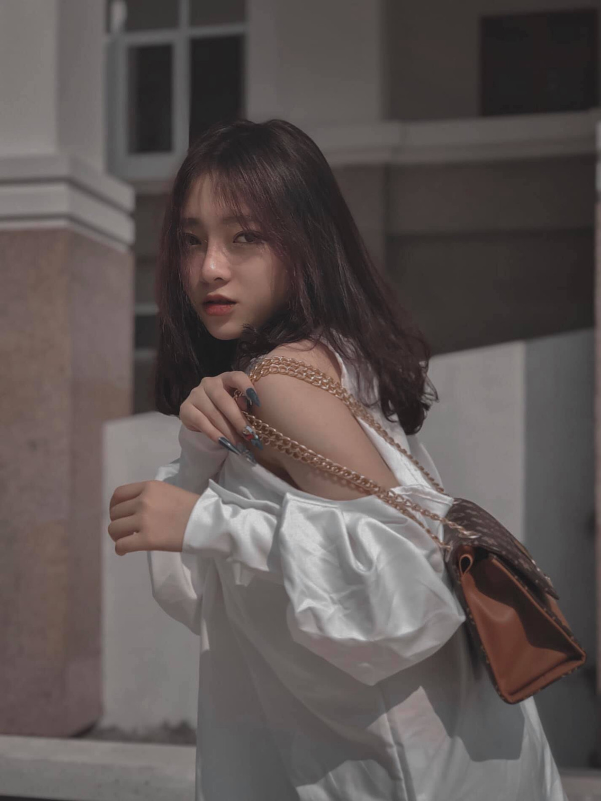 Linh Chi từng là gương mặt nữ sinh tiêu biểu trong học tập với thành tích 11 năm liền đạt danh hiệu học sinh xuất sắc và đạt giải Ba cấp Quốc gia kỳ thi giải Toán qua internet.