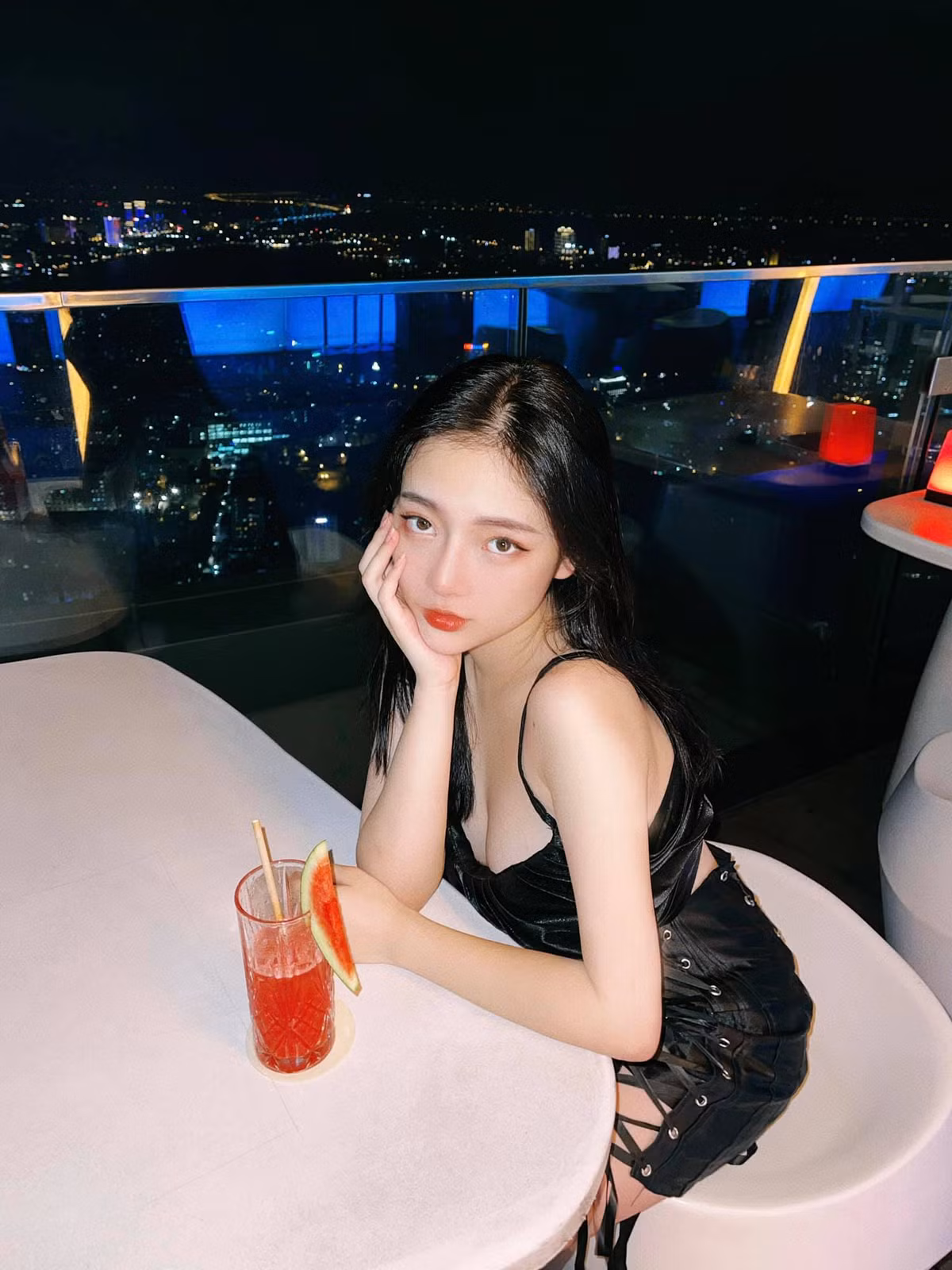 Sau một năm được biết đến nhờ tấm ảnh thẻ, ngoại hình và cuộc sống của Linh Chi có nhiều thay đổi, cô nàng ngày càng xinh đẹp và gợi cảm hơn.