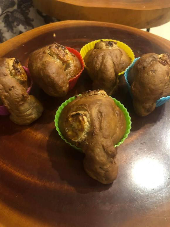 Chỉ vì lười đi tìm cái khuôn nên cô gái đã đổ hơi đầy nên món bánh chuối của mới ra nông nổi này. Ảnh: Tổng hợp