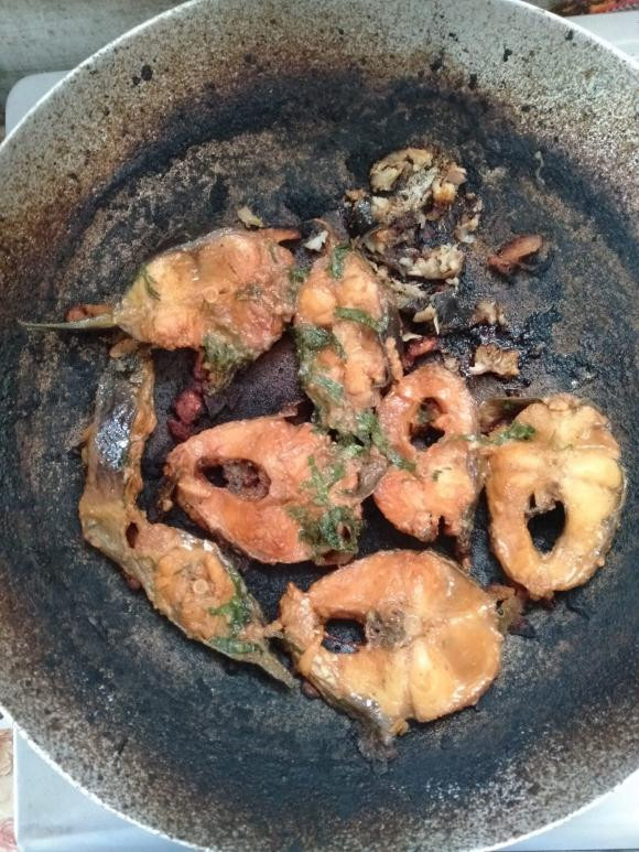 Món cá lóc kho xém bóng đêm qua bàn tay vụng về của một cô vợ "đảm đang".