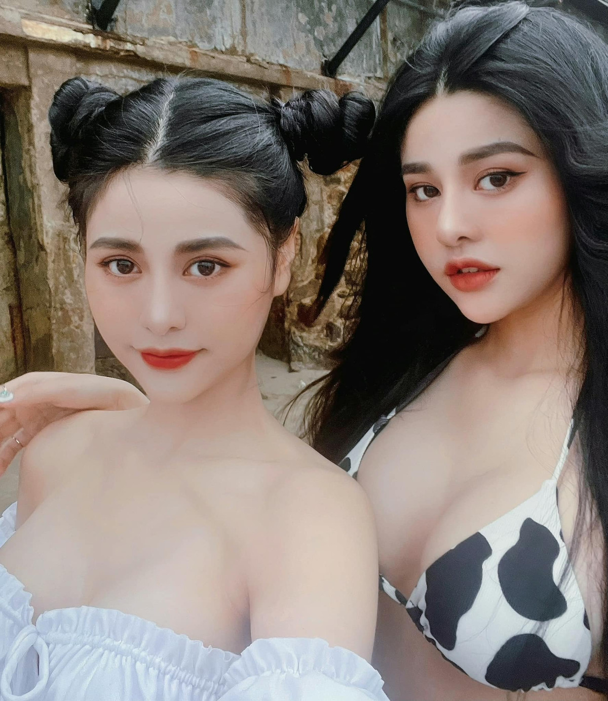 Cặp chị em hot girl nổi bật với thân hình 3 vòng cân đối, làn da trắng nõn nà khiến dân mạng đặt cho danh hiệu “Thúy Kiều - Thúy Vân” của Sài thành.