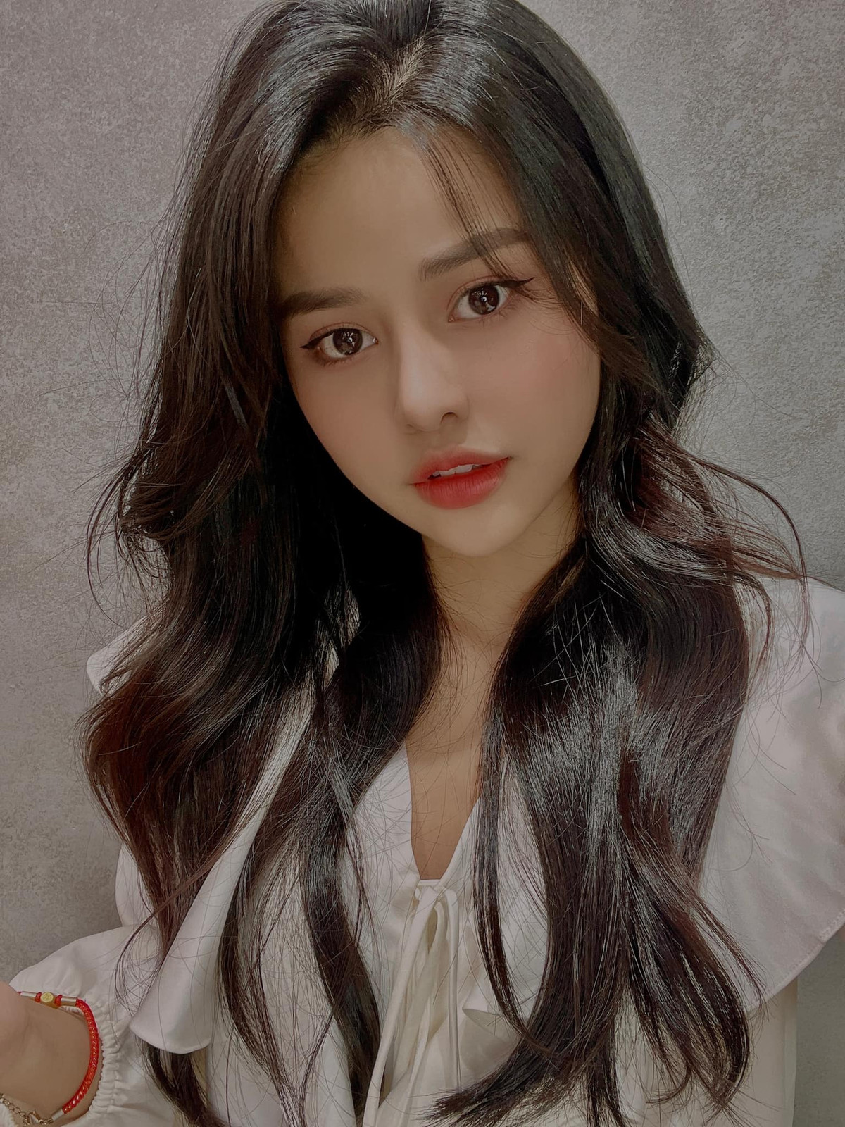 Gái xinh này có tính cách vui nhộn, hài hước, cởi mở và phóng khoáng hơn cô em.