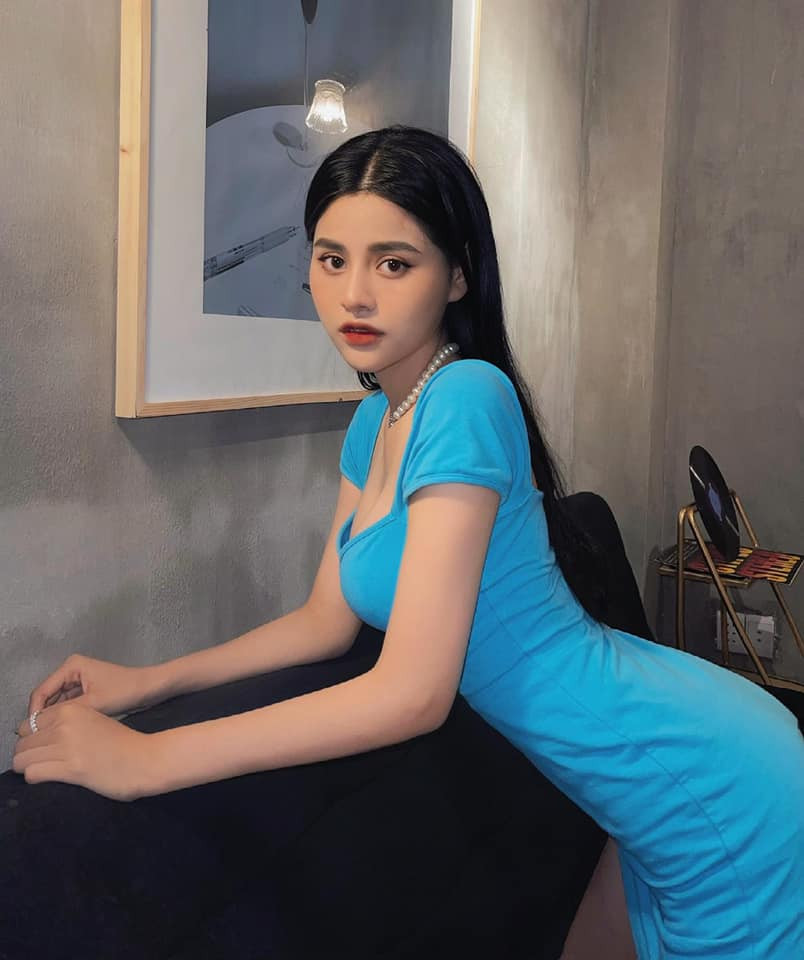 Không kém cạnh gì cô chị, cô em Mỹ Chi cũng sở hữu nhan sắc xinh đẹp, gợi cảm.