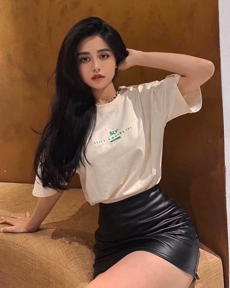 Theo dõi trang cá nhân của Mỹ Chi có thể thấy, cô nàng có gu thời trang gợi cảm và táo bạo hơn chị gái.