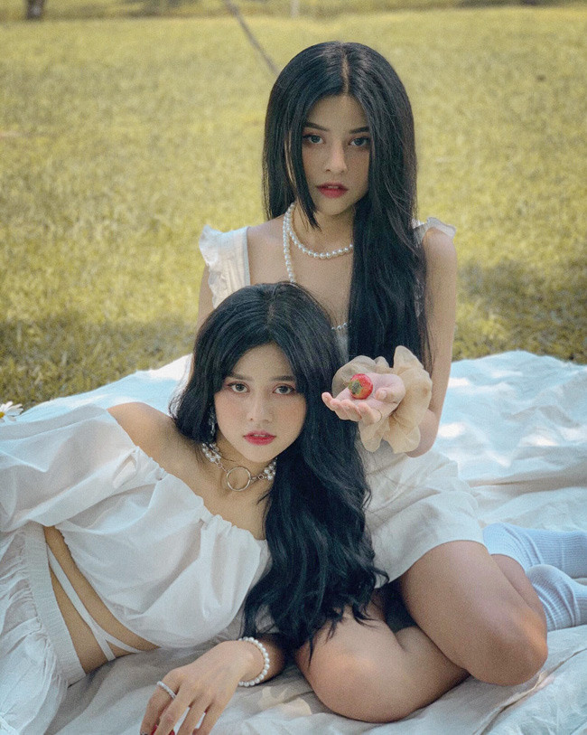 Kim Chi và Mỹ Chi là chị em song sinh, sinh năm 2000 và đến từ TP HCM. Vì là cặp chị em sinh đôi cùng trứng nên cả hai có ngoại hình rất giống nhau khiến không ít người nhầm lẫn.