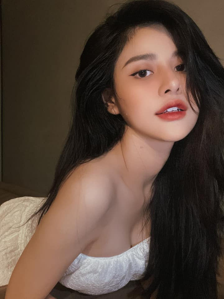 Khác với cô chị, cô em Mỹ Chi có tính cách trầm lắng hơn. Cô nàng cũng sở hữu body "không phải dạng vừa".