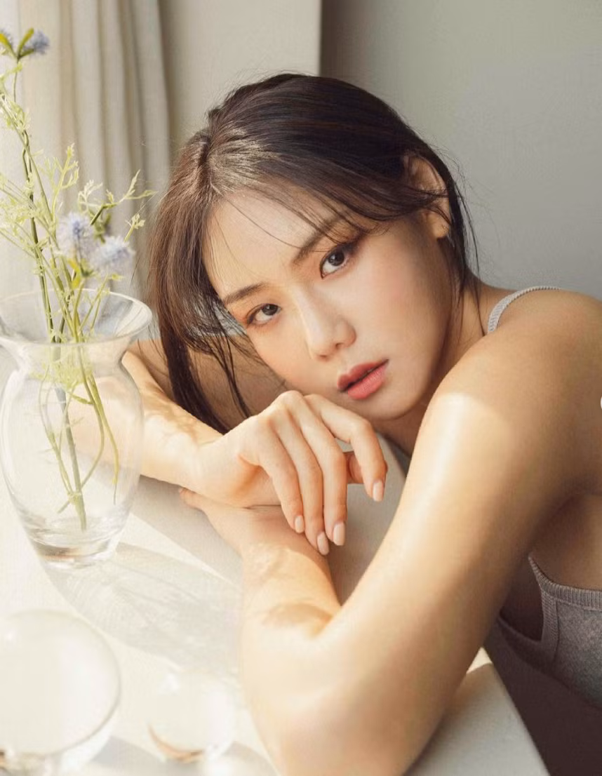 Là huấn luyện viên gym nổi tiếng sở hữu kênh Youtube triệu view, thế nhưng Jeon Boram lại rất khác biệt khi chuyên đăng tải về đồ ăn mà lại sở hữu thân hình cực đẹp, cực chuẩn.