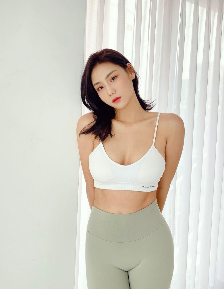 Trong các video được đăng tải, "cô giáo" dạy gym Jeon hớp hồn người đối diện bởi nhan sắc ngọt ngào, vô cùng xinh xắn.