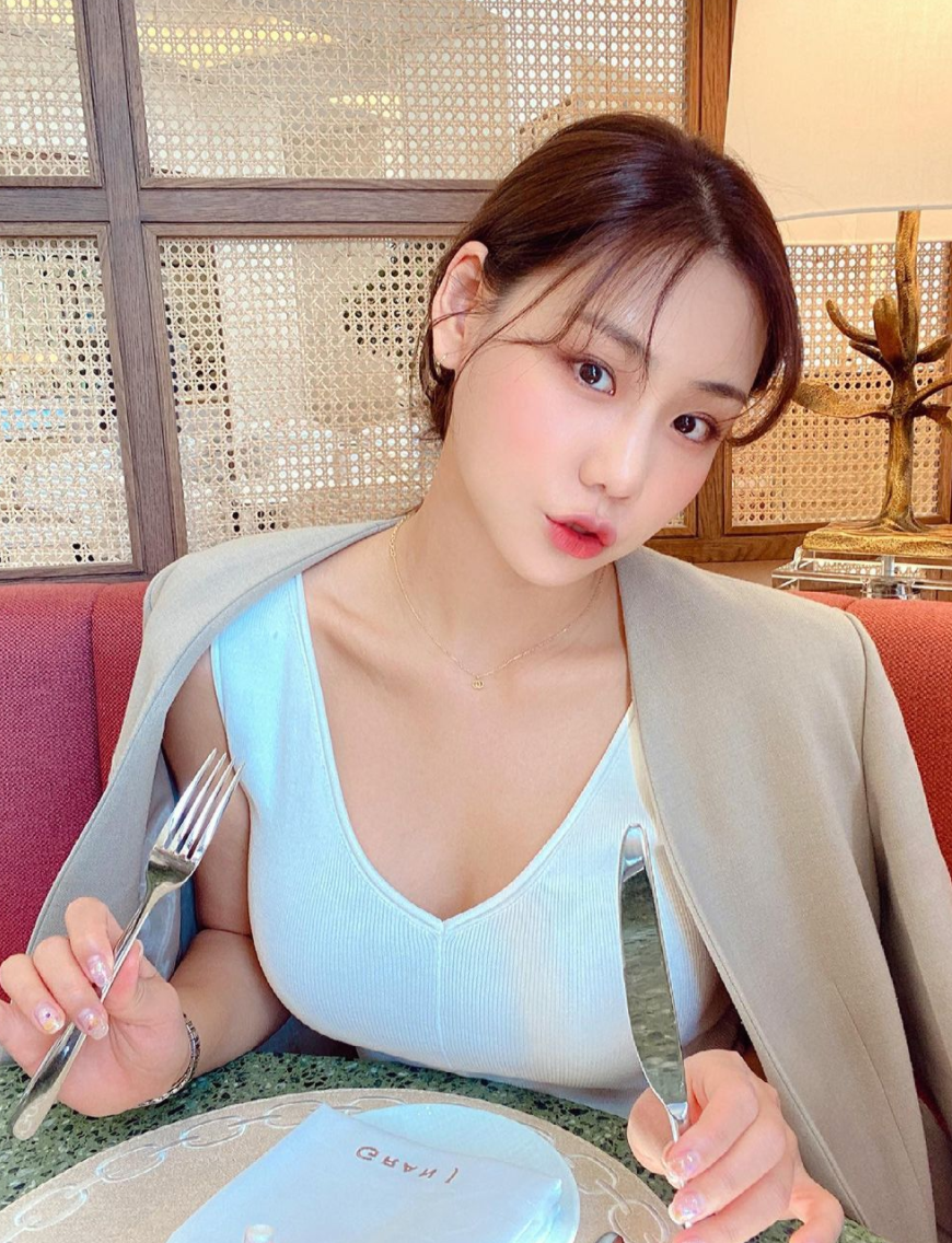 Thường xuyên khoe dáng trên trang cá nhân, nhiều người bày tỏ sự ngạc nhiên vì hot girl Jeon ăn khỏe như vậy vẫn sở hữu đường cong S-line đẹp không tì vết.