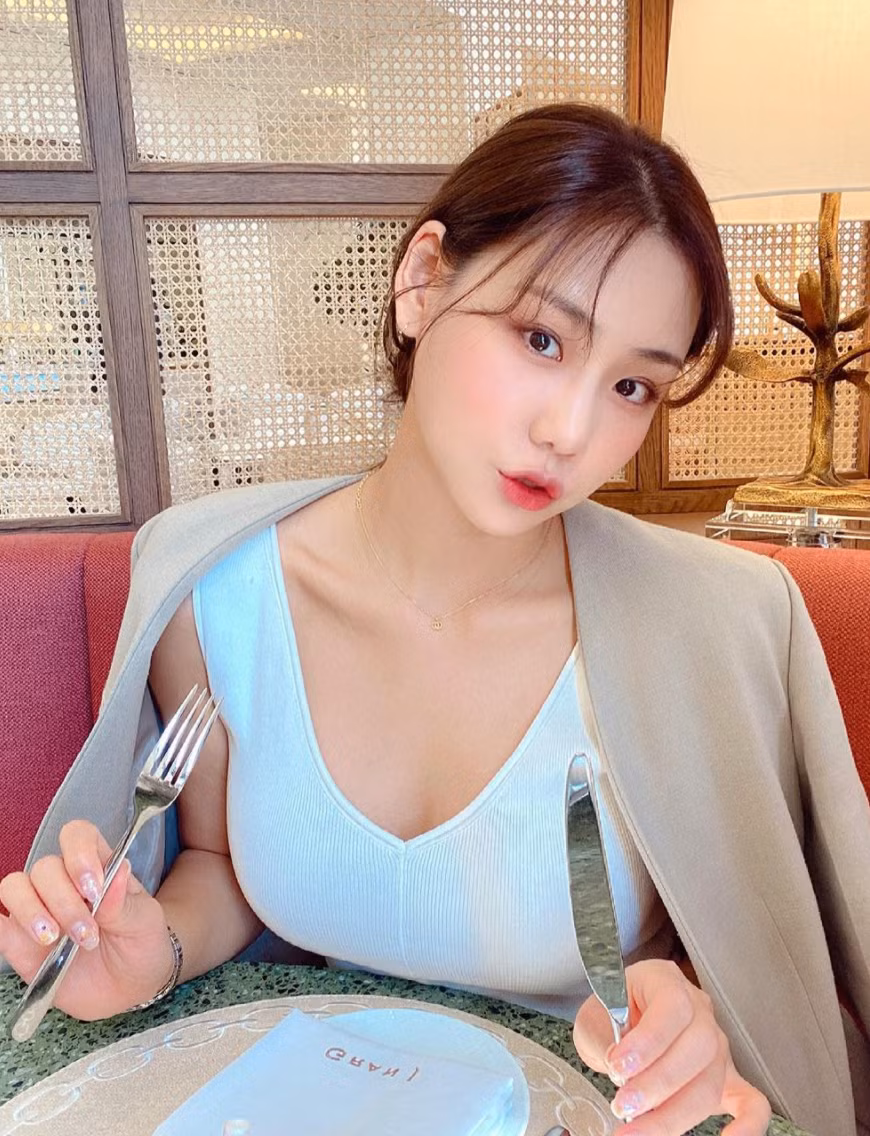 Thường xuyên khoe dáng trên trang cá nhân, nhiều người bày tỏ sự ngạc nhiên vì hot girl Jeon ăn khỏe như vậy vẫn sở hữu đường cong S-line đẹp không tì vết.