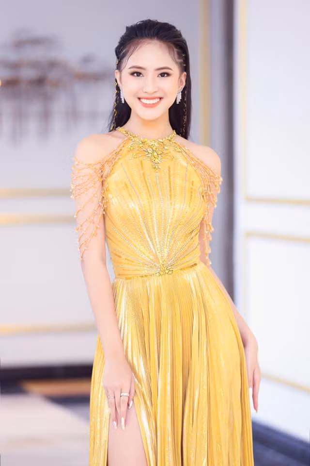 Đây là lần đầu người đẹp sinh năm 2001 được thử sức ở vị trí người dẫn chương trình trên sóng truyền hình Nóng cùng Euro 2020. Trước đó, Bảo Nghi là MC đêm bế mạc Tuần lễ thời trang.