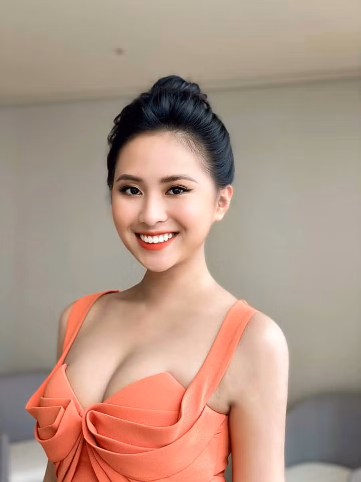 Bảo Nghi chơi bóng đá từ nhỏ nên khá am hiểu luật, cách thức của môn thể thao vua này. Vậy nên khi nhận lời mời đồng hành cùng Nóng cùng Euro 2020, cô nàng khá tự tin, tuy nhiên cô phải tìm hiểu nhiều hơn về giải đấu này.