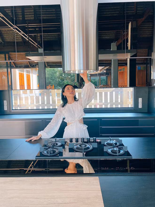 Dù chỉ khoe "sương sương" một vài hình ảnh căn bếp vậy thôi nhưng đủ hiểu cuộc sống làm dâu hào môn của Angela Chu hạnh sung sướng cỡ nào.