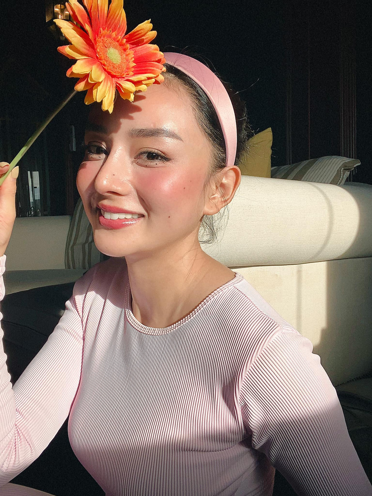 Ngoài ra, chồng của Angela Chu rất yêu thương, chiều chuộng cô khi sẵn sàng làm những thứ nhỏ nhất như bế con, đến lớn hơn là đầu tư tiền tỷ cho cô kinh doanh,...