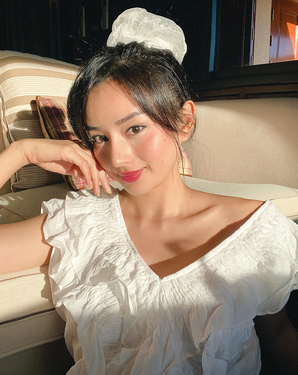 Angela Minh Châu (được biết đến nhiều với tên gọi Angela Chu) sinh năm 1991. Với vẻ ngoài xinh đẹp sau khi công khai đã phẫu thuật thẩm mỹ, cô được cư dân mạng gọi bằng biệt danh “Phạm Băng Băng Việt Nam".